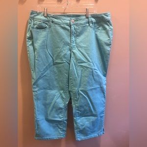 Turquoise denim capri.  18W.  Flattering, fun!  St John’s Bay.